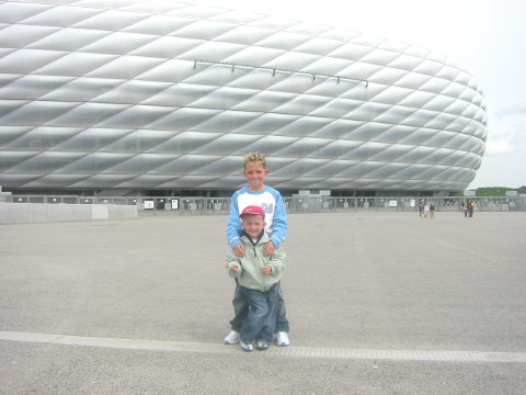Marcel und Maurice vor der Arena